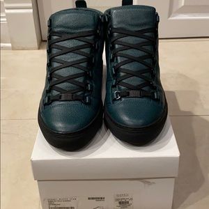 100% authentic Balenciaga Sting Ray Green